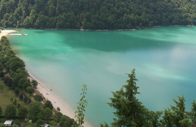 Lac de Chalain aux eaux turquoise vu depuis les hauteurs