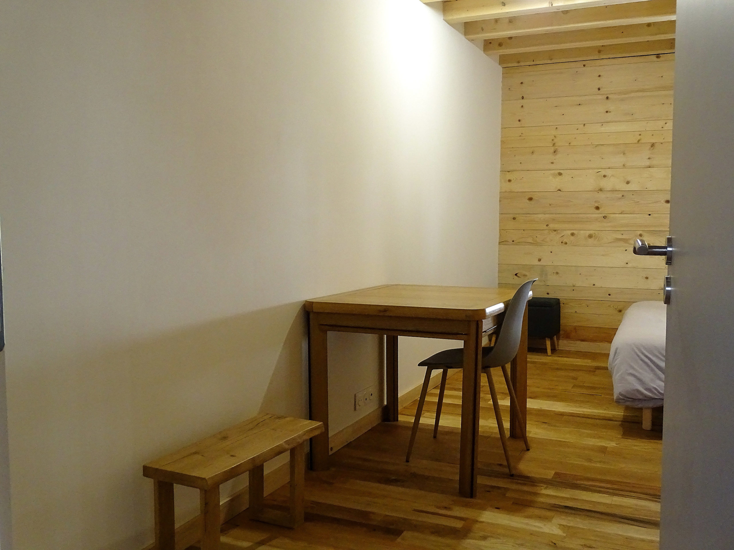 Chambre avec coin mobilier du Chalet à Comté