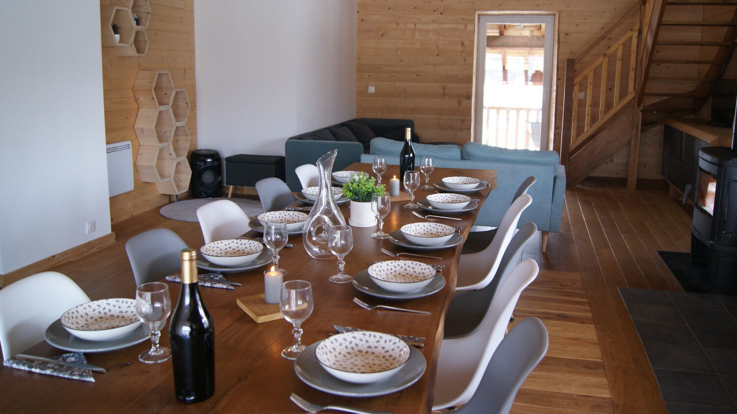 Grande table dressée pour un repas de groupe au Chalet à Comté