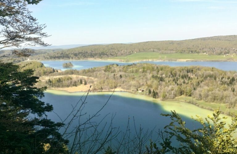 Vue sur les Quatre Lacs au début de l’hiver avec paysages partiellement enneigés
