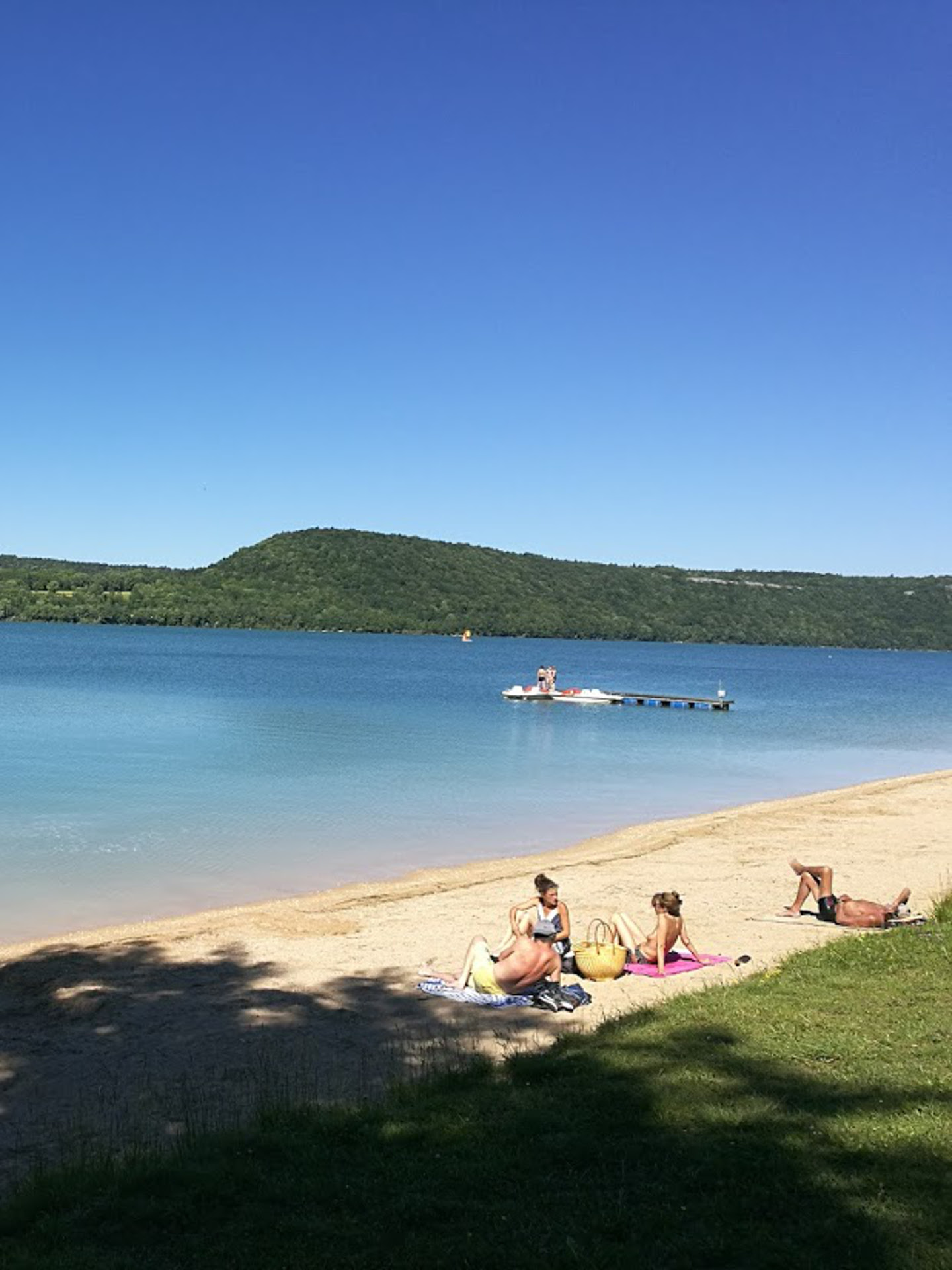 Plage de Doucier au bord du lac de Chalain dans le Jura