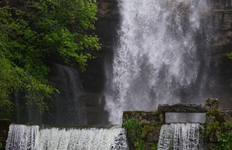Saut Girard aux Cascades du Hérisson entouré de verdure