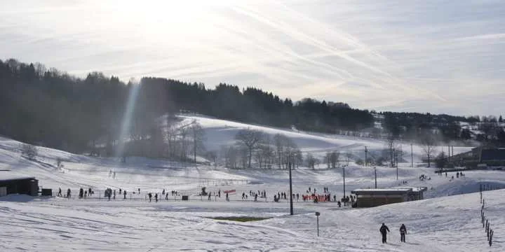 Petite station de ski familiale de Foncine en hiver