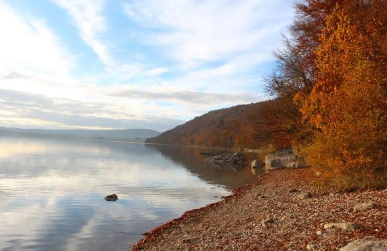 Vue paysage du lac de Chalain dans le Jura
