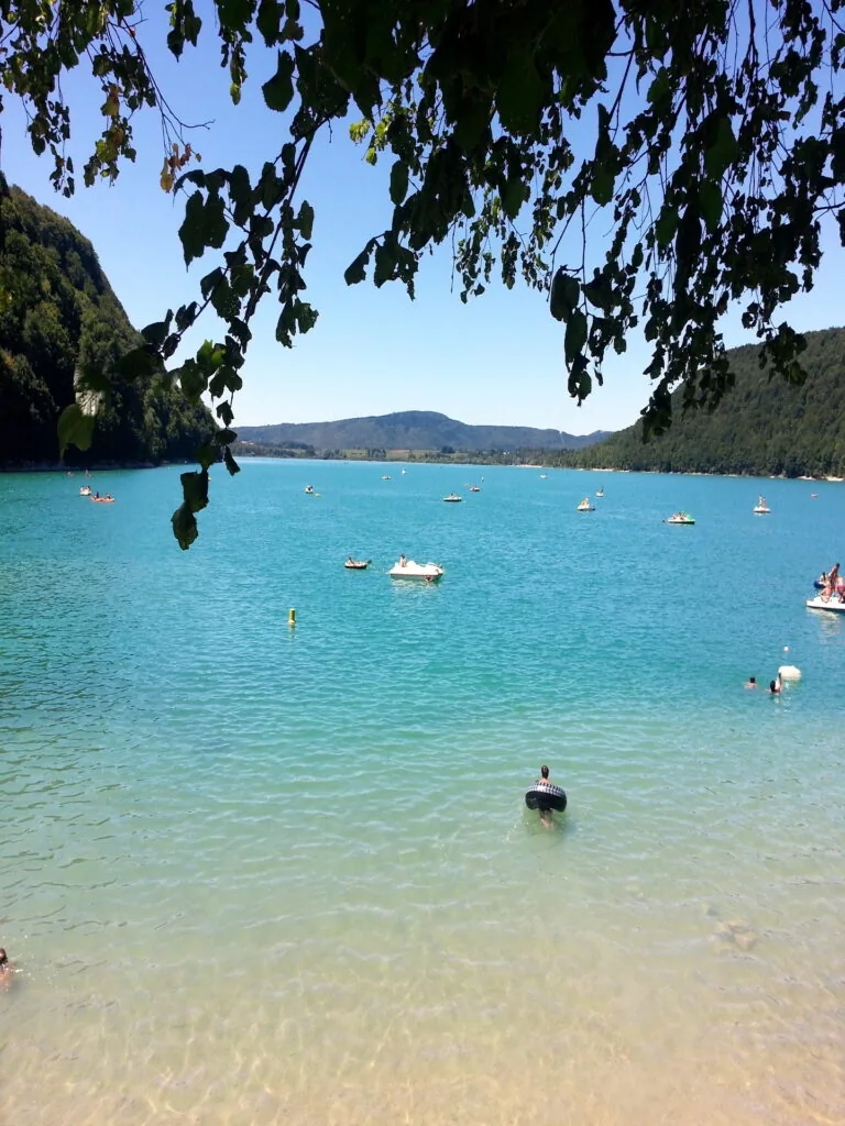 Vue verticale du lac de Chalain