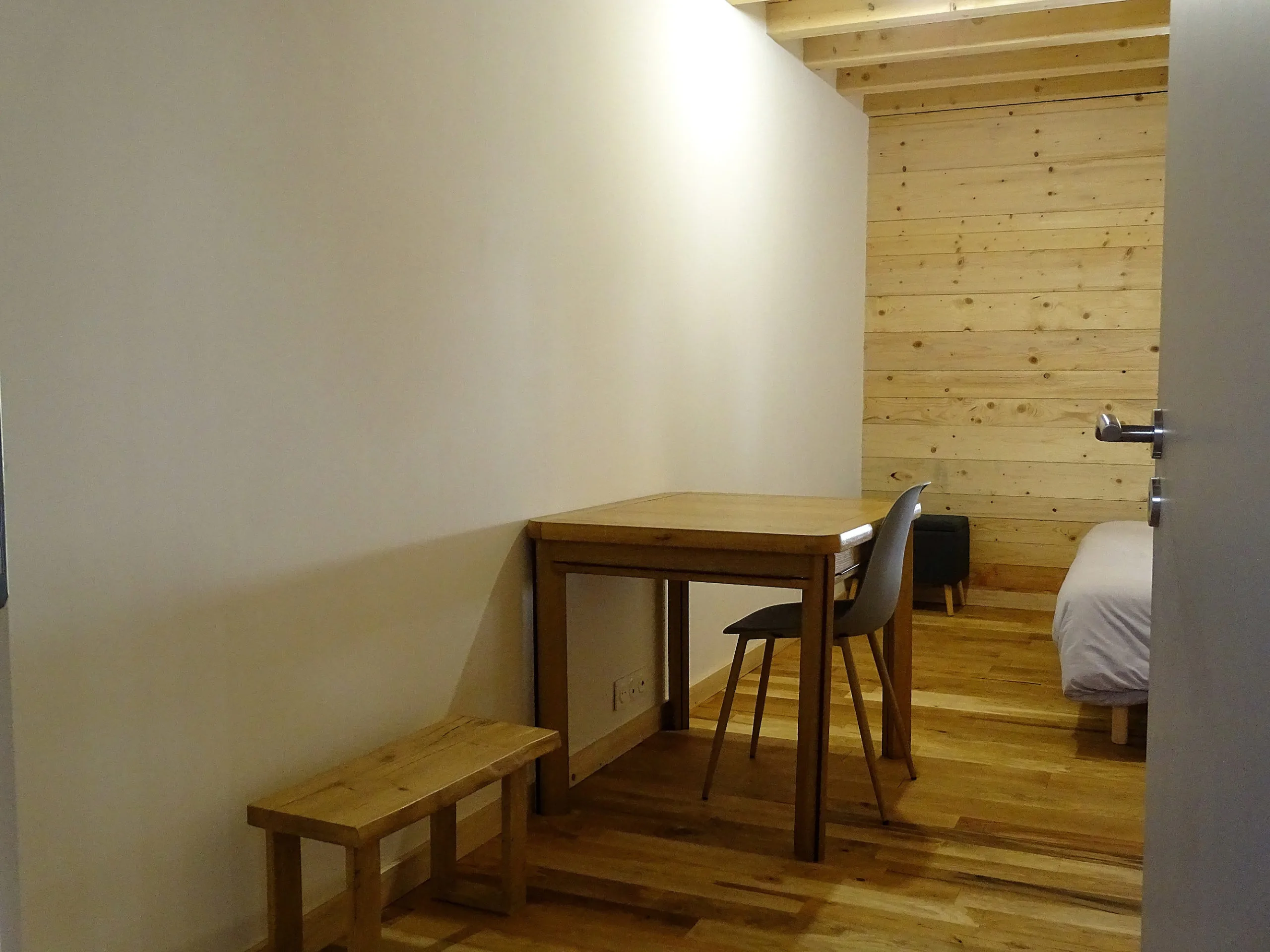 Chambre avec coin mobilier du Chalet à Comté