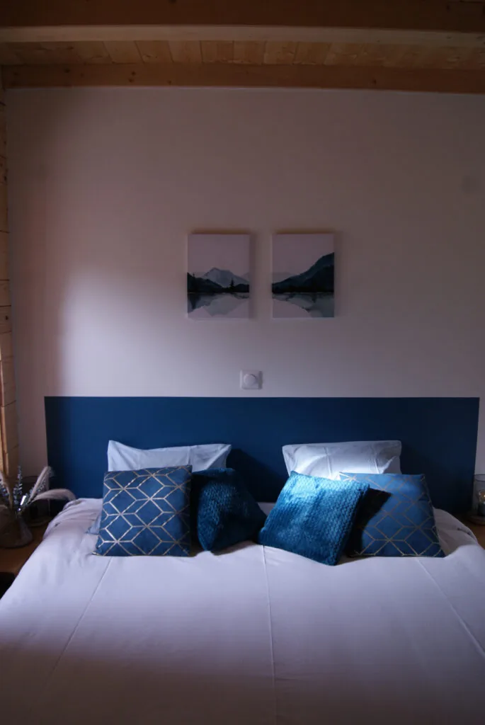 Chambre avec grand couchage au Chalet à Comté