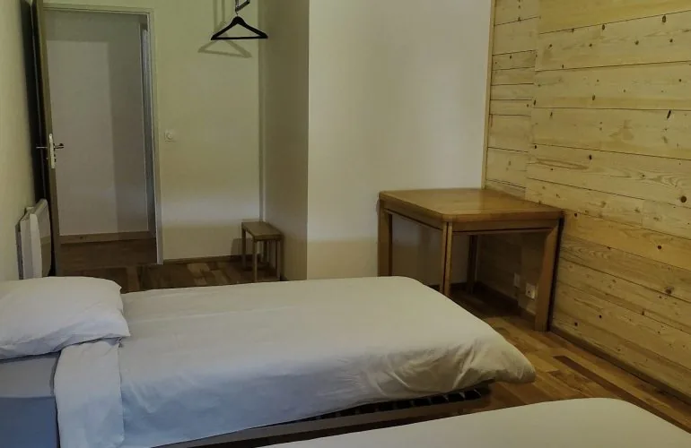 Chambre du Chalet à Comté avec mobilier en bois