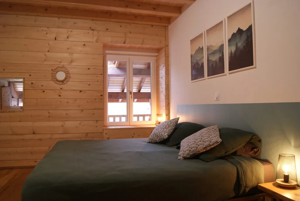 Chambre en bois avec lit double au Chalet à Comté dans le Jura