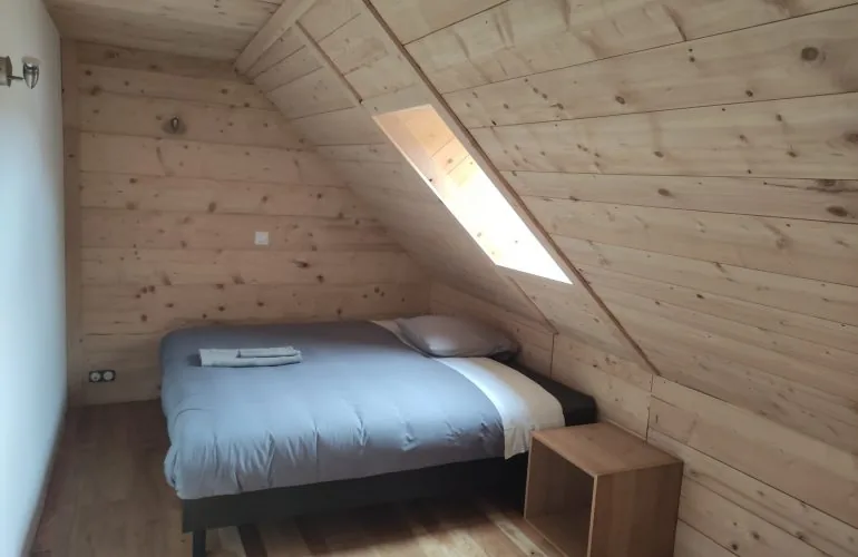 Chambre mansardée en bois du Chalet à Comté