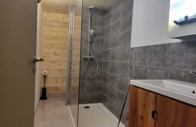 Deuxième salle de bain du Chalet à Comté