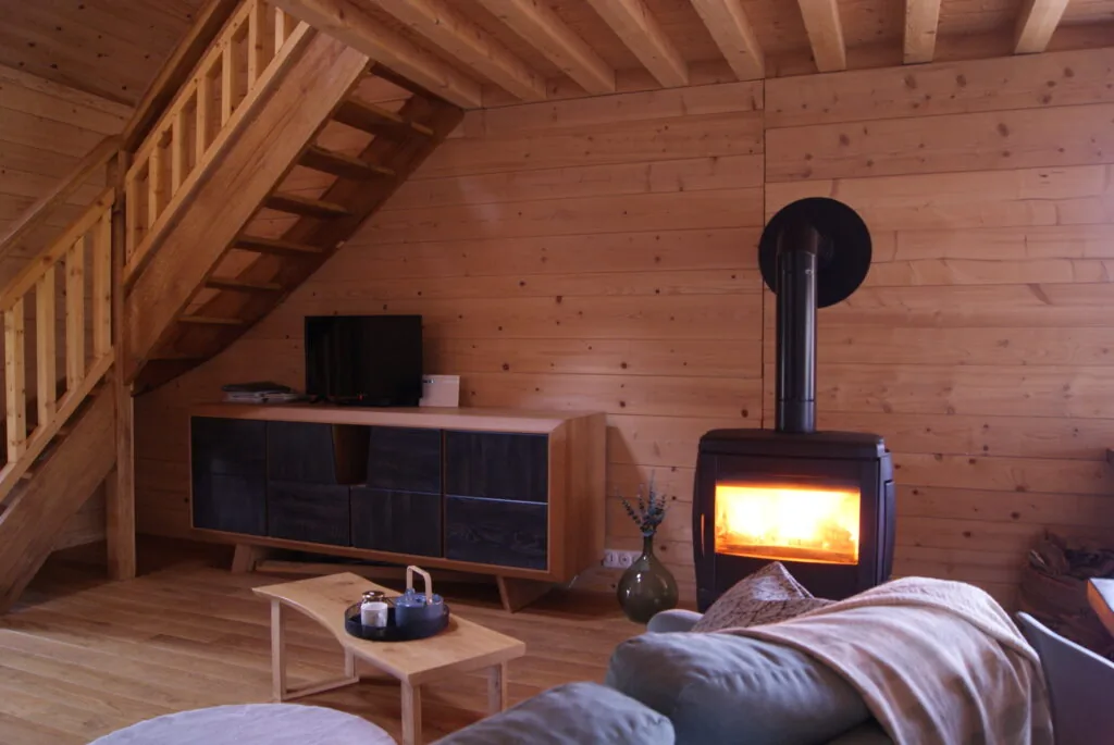 Salon chaleureux du Chalet à Comté, grand gîte dans le Jura