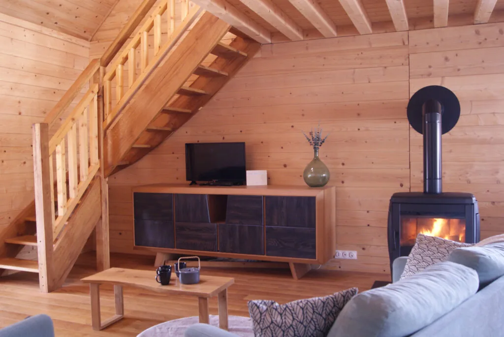 Grande pièce de vie en bois du Chalet à Comté, grand gîte dans le Jura